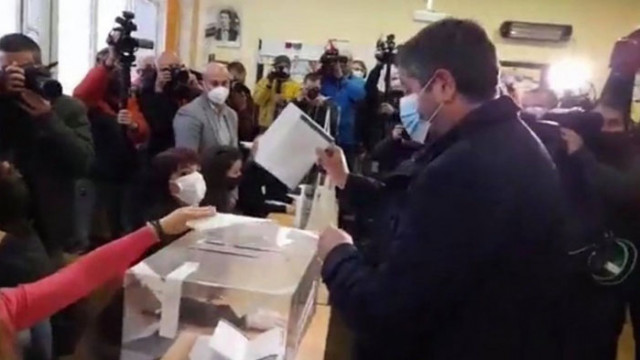 Христо Иванов гласува с хартиена бюлетна а не с машина